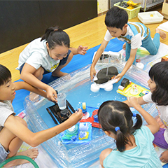 水の上に浮かぶオブジェ